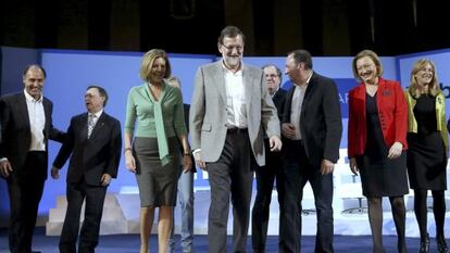 El presidente del Gobierno, Mariano Rajoy, acompañado por los candidatos .