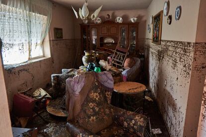 La sala de estar de una de las viviendas de Roca de la Sierra (Badajoz) destrozada a consecuencia de las inundaciones