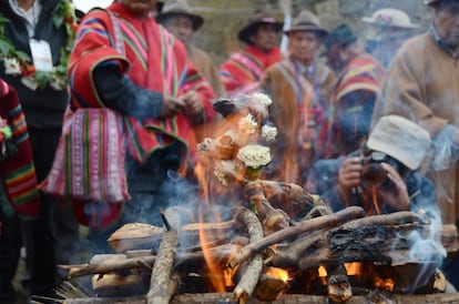 El ritual en el que se quema un feto de llama u otro objetos es una parte importante de las ceremonias.