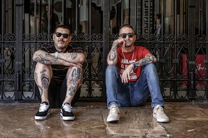 Nega, a la izquierda, y Toni Mejías, a la derecha, sentados en La Nau de Valencia.