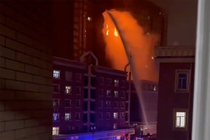 Captura de vídeo donde se puede ver el edificio residencial en llamas en Urumqi, este viernes.