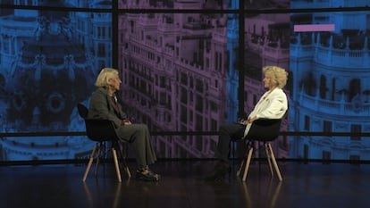 Manuela Carmena y Soledad Becerril en un momento de la charla que mantuvieron con EL PAÍS