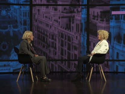 Manuela Carmena y Soledad Becerril en un momento de la charla que mantuvieron con EL PAÍS