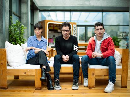 Belén Cuesta, Daniel Écija y Jaime Lorente, a mediados de diciembre la sede de la productora The Good Mood en Madrid.
