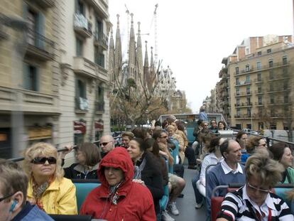 Un grupo de turistas, en autob&uacute;s cerca de la Sagrada Familia, en Barcelona
