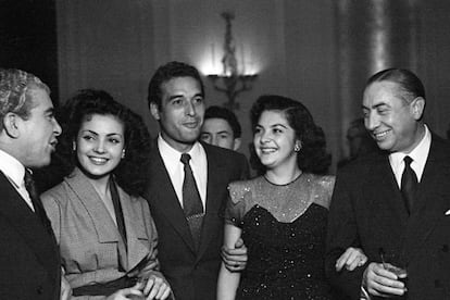 Madrid, 9 de junio de 1944. Francisco Franco (c, con el brazo en alto), acompañado del ministro secretario general de Movimiento, José Luis de Arrese (también de blanco, 1d), saluda a los empleados de las casetas de la Feria Nacional del Libro, en la avenida de Calvo Sotelo (posteriormente, paseo de Recoletos).