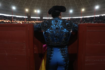 Un banderillero espera durante una corrida de toros en la plaza de toros La Candelaria el 5 de febrero de 2022 en Valdemorillo, Madrid.