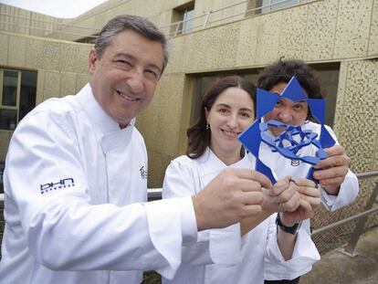 Los chefs Joan Roca, Elena Arzak y Gast&oacute;n Acurio, en febrero pasado tras la presentaci&oacute;n del premio mundial Basque Culinary.