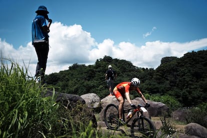 Bianwa Yao, de China, durante una sesión de entrenamiento de bicicleta de montaña, en Izu.