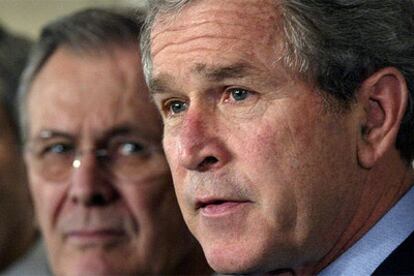 George W. Bush, en primer plano, y, al fondo, Donald Rumsfeld.