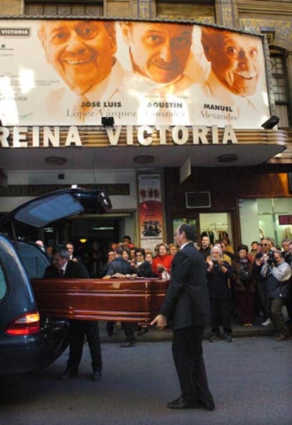 Instante de la llegada de los restos mortales de Agustín González al teatro Reina Victoria de Madrid.