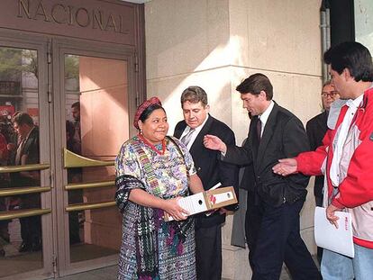 Rigoberta Menchú, a la puerta de la Audiencia Nacional.