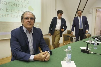 Ángel Gabilondo, en primer término, antes de participar en la conferencia de los cursos de verano de la UPV.