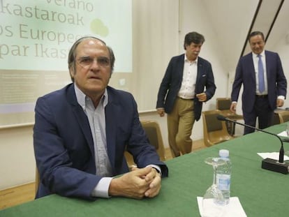 Ángel Gabilondo, en primer término, antes de participar en la conferencia de los cursos de verano de la UPV.