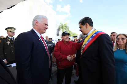 El presidente de Venezuela, Nicols Maduro, estrecha la mano del presidente de Nicaragua, Daniel Ortega, mientras el presidente de Cuba, Miguel Daz-Canel, observa el da de la toma de posesin en Caracas.