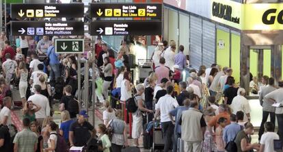 Pasajeros en las instalaciones del aeropuerto de L’Altet.