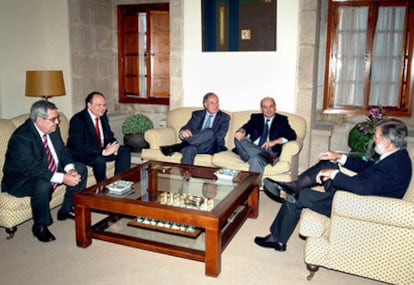 El rector de la UEx, Juan Francisco Duque Carrillo, el presidente de la Junta de Extremadura, Juan Carlos Rodríguez Ibarra, el consejero de Educación, Ciencia y Tecnología, Luis Millán Vázquez de Miguel, y los presidentes de Caja Extremadura, Jesús Medina Ocaña, y Caja Badajoz, José Manuel Sánchez Rojas