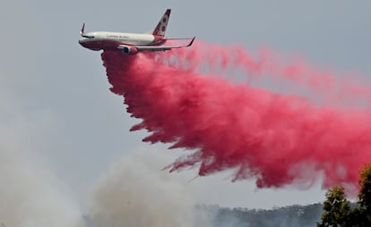 Un avión del servicio de bomberos arroja retardante de llamas en un incendio forestal descontrolado cerca de Taree, a 350 km al norte de Sydney el 12 de noviembre. El país se está preparando para una nueva ola de incendios forestales mortales que han devastado ya el este del país por la sequía.