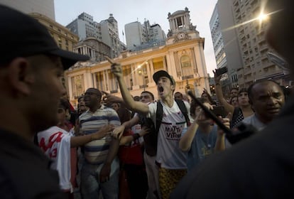 No Rio de Janeiro, houve bate-boca entre manifestantes que são contra o impeachment e um grupo a favor da destituição da presidenta.