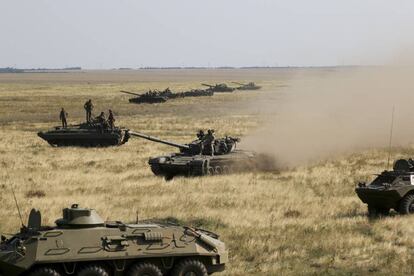 Tanques ucranios avanzan hacia la frontera con Crimea el pasado 12 de agosto.