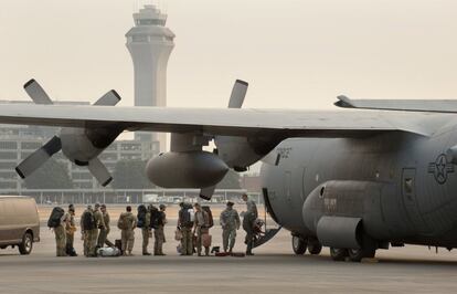 Personal del Escuadrón Especial Táctico 125th carga una aeronave C-130 Hércules de la Guardia Nacional de EE.UU.