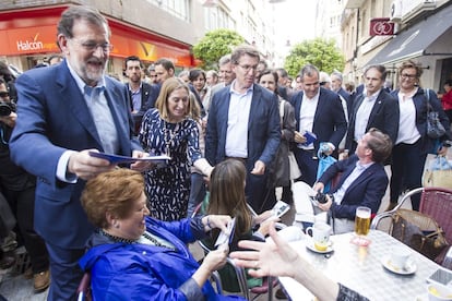 Mariano Rajoy acompañado de Ana Pastor y Alberto Nuñez Fejóo reparte publicidad electoral en su ciudad natal, Pontevedra.