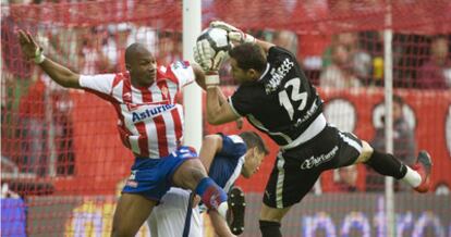 Aragoneses detiene el balón ante Gregory.