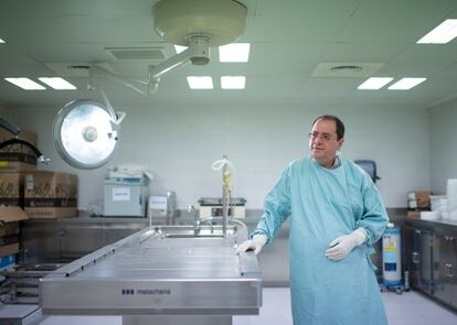 O patologista Alberto Rábano na mesa de autópsias da Fundação CIEN.