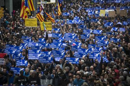 Miles de personas se han concentrado en la plaza Urquinaona de Barcelona convocados por 'Casa nostra, casa vostra' para iniciar una marcha a favor de la acogida de refugiados.