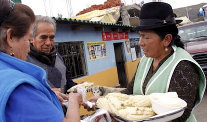 Una ecuatoriana vende &lsquo;choclos&rsquo; (ma&iacute;z cocinado) en Zumbahua. 