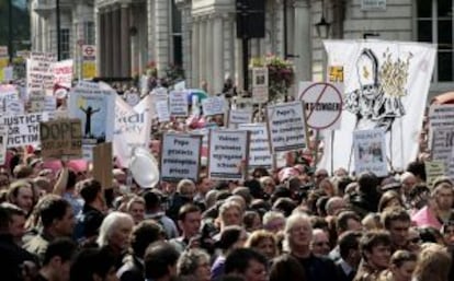 Miles de personas participan en una marcha de protesta contra la visita de Estado del papa Benedicto XVI al Reino Unido, en Londres, en 2010.