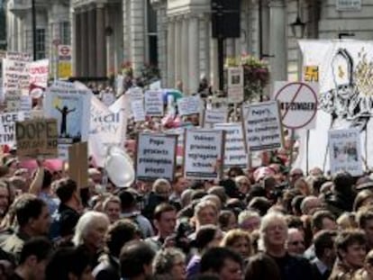 Miles de personas participan en una marcha de protesta contra la visita de Estado del papa Benedicto XVI al Reino Unido, en Londres, en 2010.