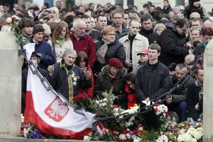 Miles de ciudadanos polacos se concentran ante el palacio presidencial de Varsovia para expresar su duelo.