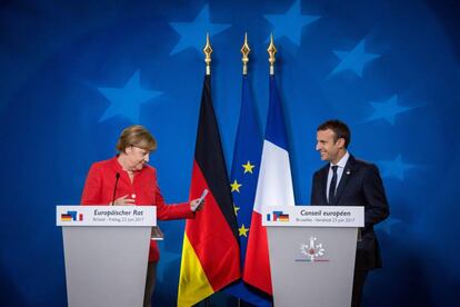 Merkel y Macron, ayer en conferencia de prensa conjunta en Bruselas.