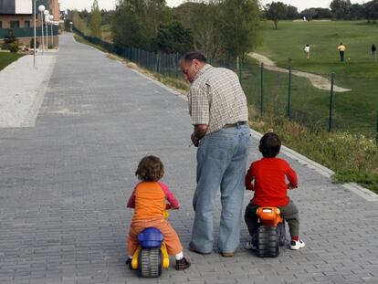 Un abuelo con sus nietos en Majadahonda.