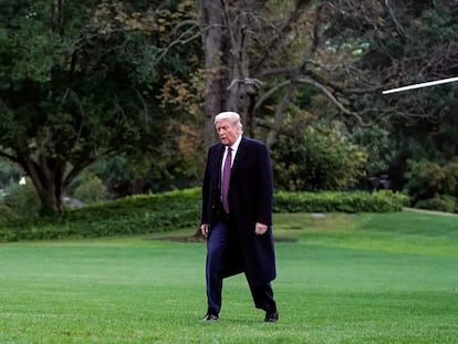 Foto de Trump retornando à Casa Branca na quinta-feira, horas antes do anúncio de seu contágio por covid-19