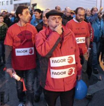 Trabajadores de la plantilla de Edesa en Basauri durante la manifestación en protesta por la entrada de la empresa en concurso de acreedores junto con el resto de Fagor Electrodomésticos. La protesta ha arrancado pasadas las 18.00 horas en la localidad vizcaína al grito de "No al cierre" de Fagor Electrodomésticos.