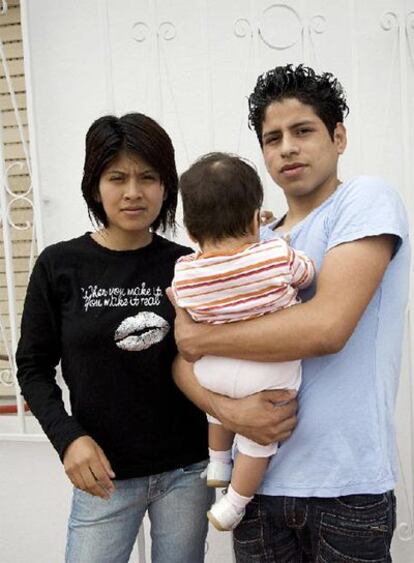 Mirian Ramos e Israel Castro, con su hija en brazos, en Vigo.