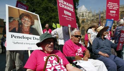 Un grupo apoya la iniciativa frente al Parlamento británico.