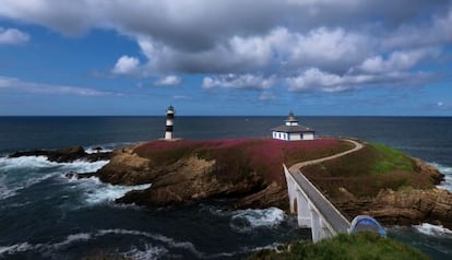 The lighthouse on Isla Pancha in Ribadeo (Lugo).