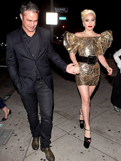 Lady Gaga se disfrazó para su 30º cumpleaños de regalo. Llegó a la fiesta acompañada de su pareja, Taylor Kinney.