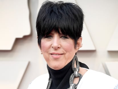 Diane Warren posa para la prensa en la alfombra roja de los Oscar en 2019.