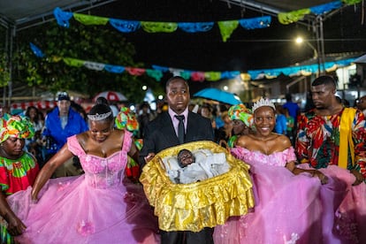 Los padrinos del Niño Dios Negro participan de la procesión, en Quinamayó, Colombia, el 15 de febrero del 2025.