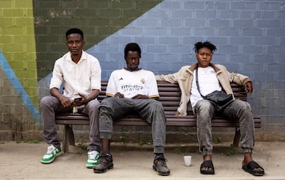 Hamassaïda Ndiaye , Adama Saboily e Ibrahima Kana , en un banco del centro de Lleida.