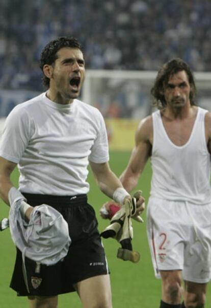 Palop, junto a su compañero Javi Navarro, al finalizar el partido con el Schalke.