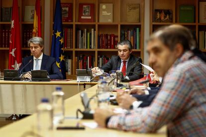 Las asociaciones de taxistas de Madrid se han reunido esta mañana con el presidente regional, Ángel Garrido, durante dos horas. En el encuentro, este ha ofrecido regular la captación y que la precontratación la hagan los ayuntamientos. La oferta no ha convencido al gremio del taxi, que seguirá en huelga indefinida.