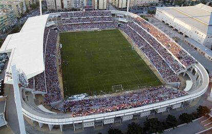 Imagen panorámica del estadio de Los Cármenes durante un partido.