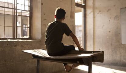 Un niño en una de las aulas atacadas de una escuela primaria de Nabi, Irak.