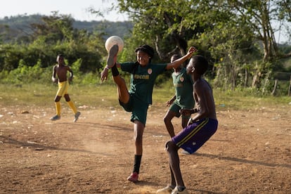 Jugadora del equipo Panteras Prietas durante un partido en San Basilio de Palenque.