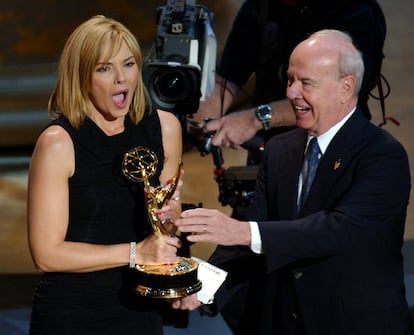 Tim Conway presents Kim Cattrall with an Emmy for best comedy series. 